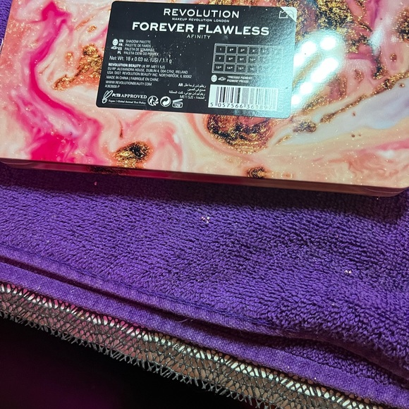 Revolution eyeshadow palette. NWOT - Picture 2 of 3